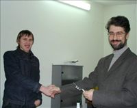 Директор компании "Рамедиа" вручает приз Андрею Шорохову