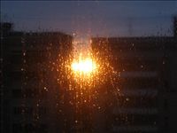 Восход солнца через мокрое окно...